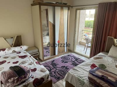 شقة مفروشة للإيجار في كمبوند جنة زايد 4، دور ثاني بأسانسير، 3 غرف و2 حمام، فيو مفتوح، مفروشة بالكامل ومكيفة بالكامل، جاهزة للسكن