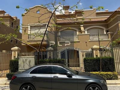 At a special price, take possession of a fully finished, move-in-ready twin house at La Vista’s El Patio Oro compound in New Cairo (Fifth Settlement).