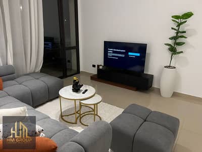 شقة راقية بتصميم أنيق وفرش مودرن، مجهزة بالكامل وجاهزة للسكن، مع تقسيم داخلي عملي يوفر الراحة والخصوصية