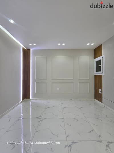 A distinctive apartment in a very special location, steps from the gate and all services. A strategically distinctive location characterized by a modern building.