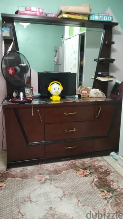 بوفيه كلاسيك خشب زان بحالة ممتازة (٢٢٠ سم)