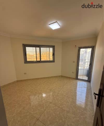 شقه للايجار السكنى 200 م مصطفى كامل شارع ابوقير الرئيسى / بموقع متميز / مطلات مفتوحه