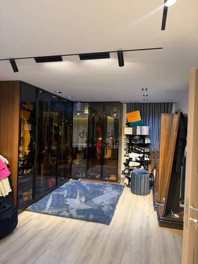 In the kitchen and finishing the ultra super lux apartment in a prime location on a main street in front of McDonald's, 160 meters in Heliopolis