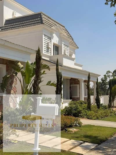 A finished villa for immediate delivery in a very luxurious and distinguished compound, Mountain View, with a water view, future landscape, all smart villas in the gathering next to the American University.