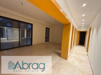 For rent, a 165sqm apartment, very high-quality finishing, with kitchen, located in Elgyria Residence compound in Sheikh Zayed