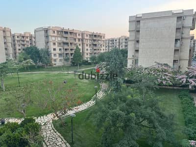  فرصة مميزة للبيع في مدينتي – B6   لو بتدور على شقة كاش بمساحة مميزة وفيو مفتوح، دي فرصة تستحق المعاينة    B6 – مجموعة 70  مساحة 133م – دور ثالث طرفية  3 غرف نوم  2 حمام  ريسبشن + مطبخ  2 تراس  تشطيب الشركة  اتجاه بحري  وايد جاردن فيو  تخص