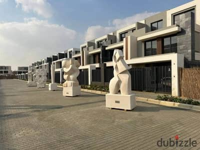 للبيع بجوار ميفيدا وهايد بارك تاون هاوس ميديل دقايق من الجامعه الامريكيه أميز لوكيشن في التجمع الخامس في كمبوند الباتيو تاون من شركه لافيستا
