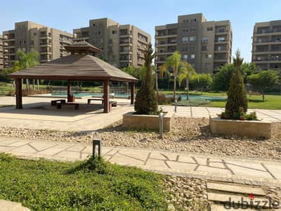 شقة للإيجار الترا سوبر لوكس بكمبوند ذا سكوير التجمع الخامس القاهرة الجديدة بالمطبخ و التكيفات