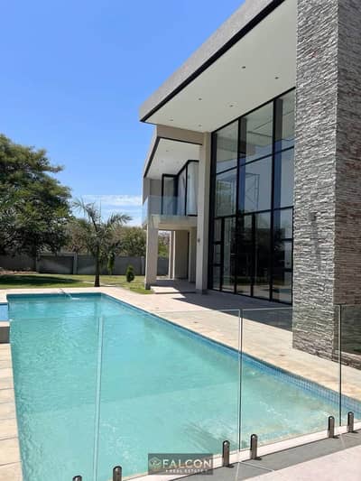 فيلا مستقله ( 430 م - 5 غرف - Private Pool ) 3 طـوابق , بمقدم 3 مـليون + قسط 8سـ ( دقايق من كمبوند هايد بارك و ميفيدا و ماونتن فيو )
