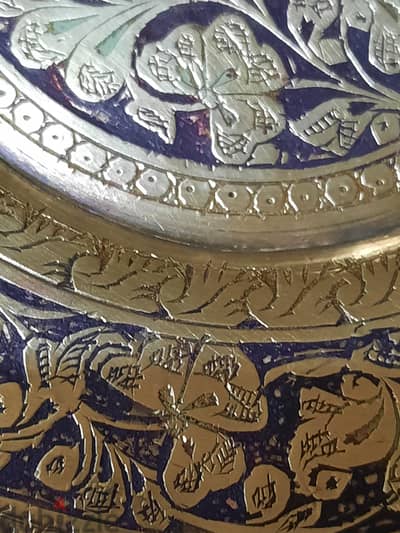 طبق نحاس ثقيل عرض 22سم هاندميد نقش بالختم على الظهر الوان خاصه