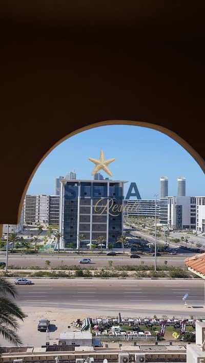 شاليه علوي للبيع استلام فوري في ستيلا مارينا بالدور الرابع مع روف خاص وتشطيب سوبر لوكس ومفروش بالأجهزة وموقع مميز داخل القرية بالقرب من البحر والخدمات