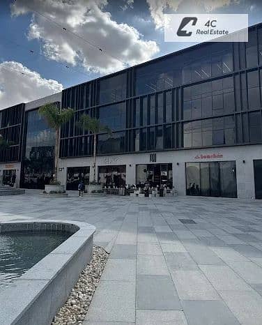 Administrative office View plaza ready to move ​​166 m located in Lake Town Mall Lake View New Cairo