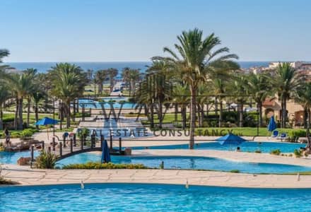 شاليه مطل على البحر على بعد 100 متر من الشاطئ جاهز للسكن مفروش ومجهز في لافيستا باي الساحل الشمالي من شركة لافيستا للتطوير العقاري La Vista Bay