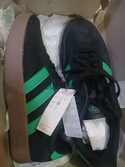 سنيكر اديداس adidas اوريجنال مقاس ٤٢ و ٢/٣