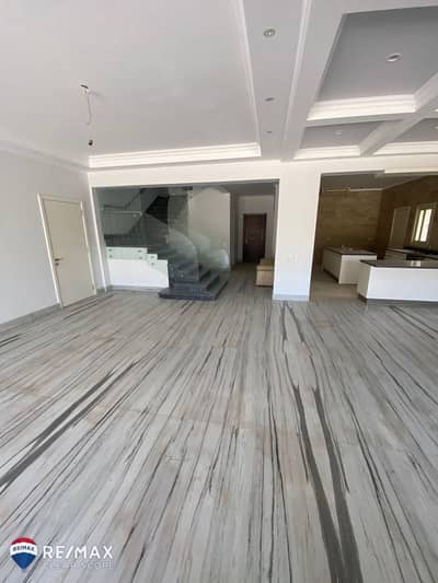 luxury villa باقل سعر ايجار تشطيب الترا سوبر لوكس مع حمام سباحه كمبوند بالم هليز قطاميه بالتجمع الخامس جاهزه للمعاينه very prime location