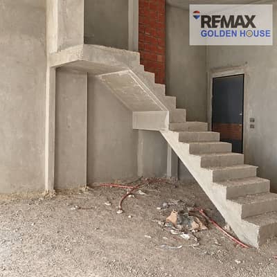 Immediate delivery in El Nady District, Shorouk! 250 sqm duplex + 150 sqm garden, 3 bedrooms, 3 bathrooms, north-facing, semi-finished, 4.5M EGP. Immediate delivery in El Nady District, Shorouk! 250 sqm duplex + 150 sqm garden, 3 bedrooms, 3 bathrooms, north-facing, semi-finished, 4.5M EGP.