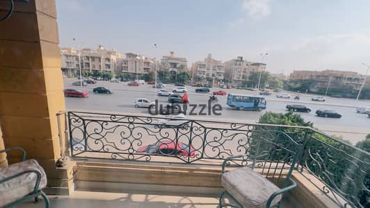 فرصة مميزة للإيجار المفروش في التجمع الأول – فيو مفتوح على المحور مباشرة إذا كنت تبحث عن الرقي، المساحات الواسعة، والموقع الحيوي الذي يوفر لك سهولة الحركة في قلب التجمع، فهذه الشقة هي الخيار المثالي لك ولعائلتك.  الموقع الإستراتيجي:  المنطقة: حي البنفسج