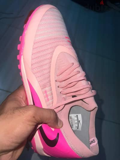 Nike phantom مقاس ٤٢ للبيع لبستها مرة واحدة ضيقة عليا ب ١٤٥٠