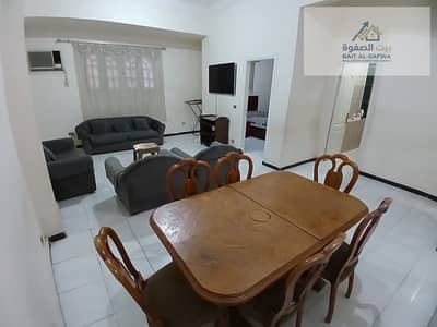 دي متظبطة وجاهزة للنشر على طول   ---  * شقة مفروشة للإيجار - المعادي*  *شارع 13 ب - بجوار ميدان سوارس* *5 دقايق من مترو المعادي - مكان راقي جداً*  *التفاصيل:* - غرفة نوم كاملة مكيفة - صالة كبيرة (طقم انتريه + سفرة + تكييف + شاشة) - مطبخ كامل بالأجهزة -