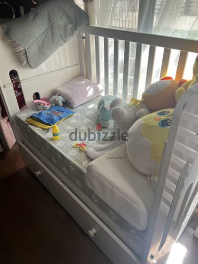 سرير اطفال بالمرتبه بتاعته