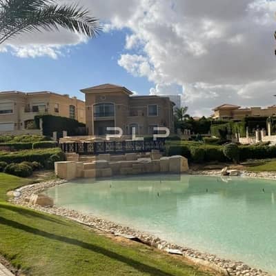 فيلا مستقلة جاهزة للاستلام بتصميم إنجليزي  وفيو على اللاندسكيب للبيع في ستون بارك  Stone Park