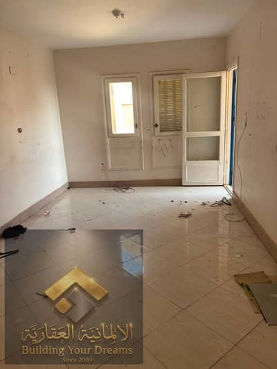 شقة للايجار فاضي بالتجمع الثالث إسكان الشباب محليه تالته دور تالت بلكونه  2 غرفه ريسبشن كبير حمام مطبخ واسع.  تشطيب كامل وجاهزة للسكن الدور الثالث  بحري وواجهة، تهوية وإضاءة ممتازة.  بتبص النوادي مباشره  موقع مميز: 3 دقائق من مول أربيلا و10 دقائق من GUC