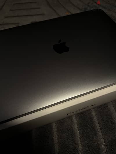 MacBook Air M1 2020 — Like New