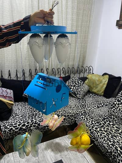 للبيع نجفه  بحاله جيده جدا خشب زان تصلح لغرفه أطفال ب١٣٠٠ وطبق زجاج ب