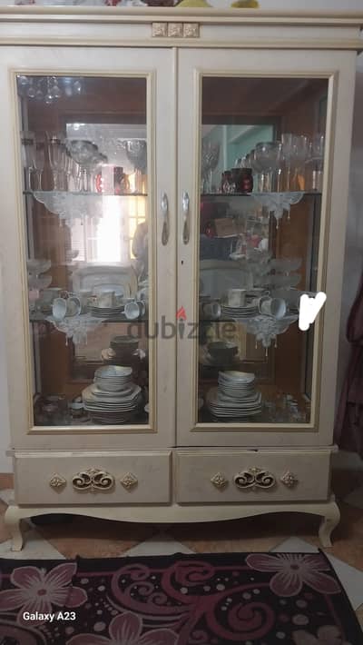 سفرة ٦ كراسي كامله مع نيش و بوفيه مستعملة بحالة جيدة جدا