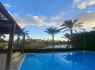 فيلا مستقلة أنيقة (نصف مفروشة) للبيع في "قطامية ديونز" (Katameya Dunes)