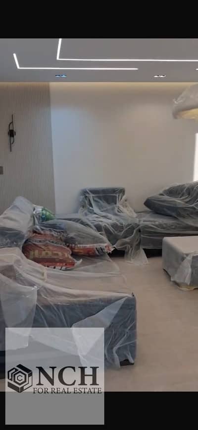 **شقة للبيع في Hyde Park – Fully Furnished**  شقة مميزة للبيع في كمبوند **Hyde Park**، بمساحة واسعة تبلغ **220 متر مربع**، وتتميز بتصميم عملي