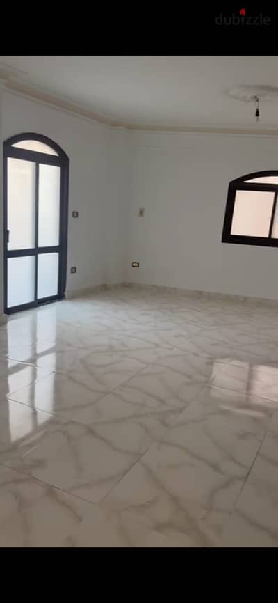Apartment for sale in the Fourth District: high-end finishing ("Super Lux"), favorable space efficiency ("old loading" ratio), 200 sqm net area, first