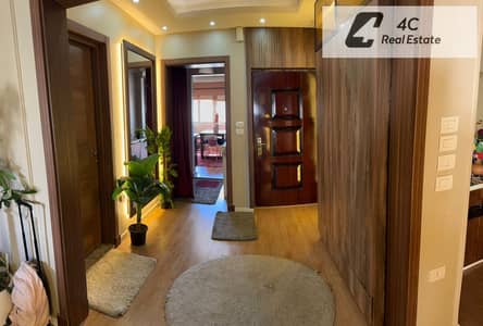 لسرعه البيع شقه 3غرف تشطيب كامل Overlooking the lake and villas. باقل سعر في ماونتن فيو هايد بارك جاهزه للسكن
