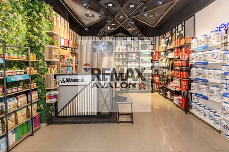 A store in a prime location and licensed for sale 70 m Laurent (directly on the tram)
