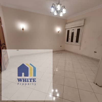 شقة سكنية للأيجار بموقع مميز بالدقى