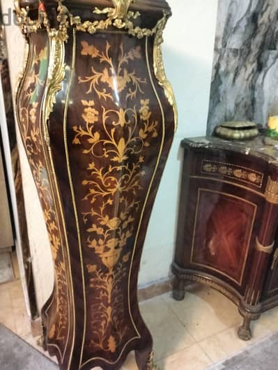 عامود من الخشب الزان مطعم بنحاس حالته فوق الممتاز طراز ايطالى
