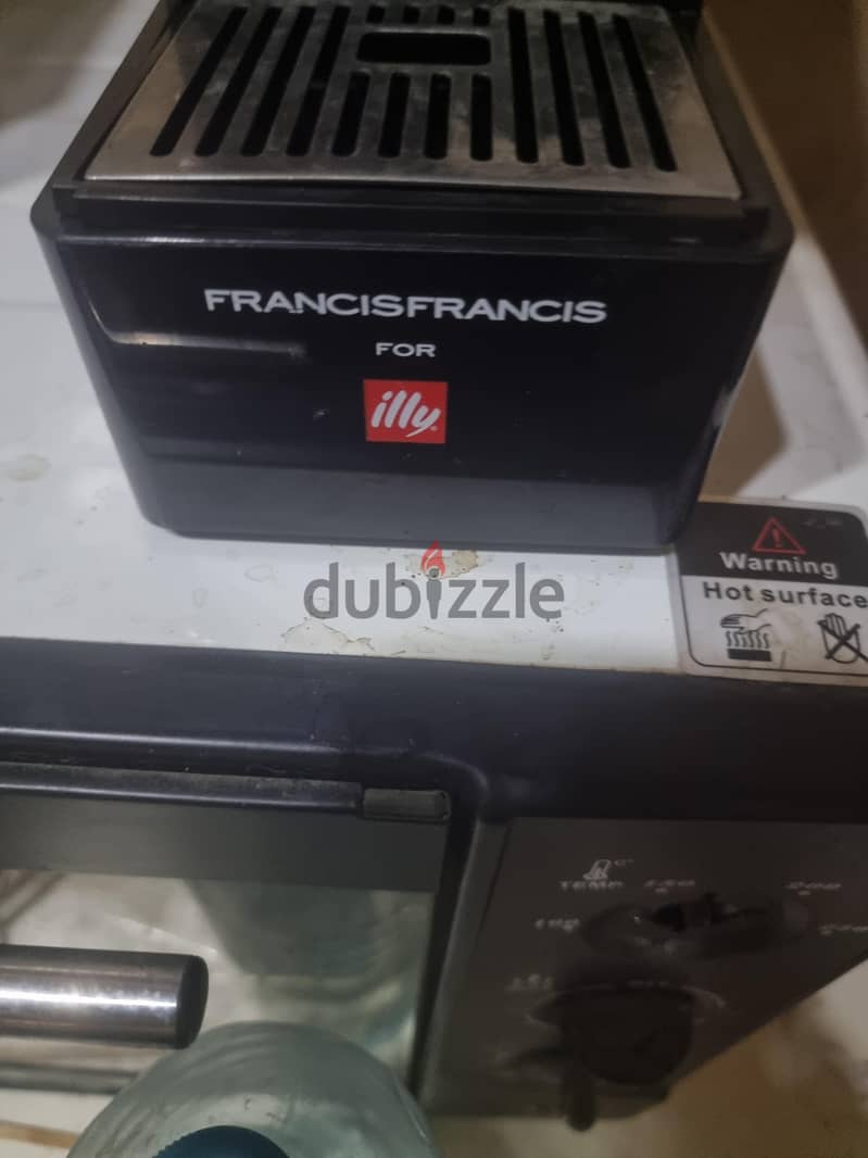 illy coffee machine in mint condition 1