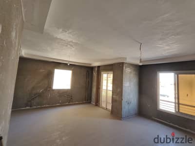 Apartment in the Fifth Settlement, 75% finished, located opposite the Katameya Dunes compound; situated on the first floor of a building with an elevator.