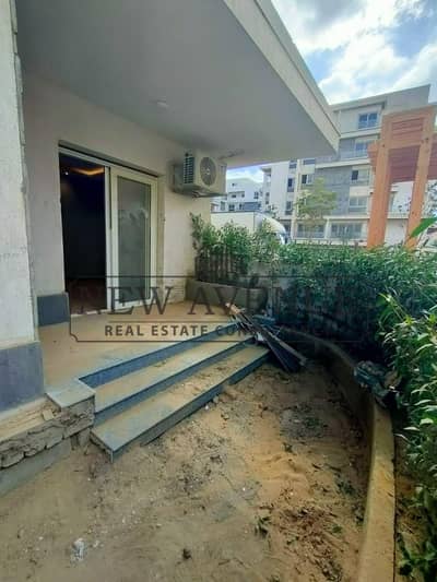 شقة للبيع بمكان مميز فى كمبوند ماونتن ڤيو I City التجمع أرضى بحديقة تشطيب  كامل