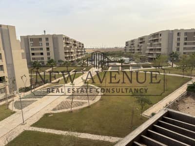 Prime location overlooking landscape - ready to move - bahary - Apartment for sale in   Capital Gardens - Palm hills - New Cairo