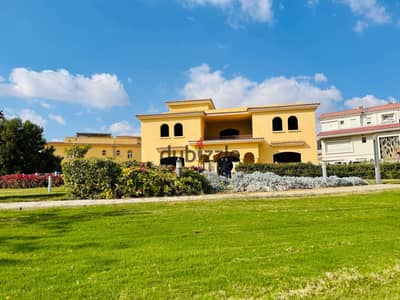 A luxury palace with a view of the golf course and lakes, the most distinctive group of villas in Madinaty, group 13, area 900 square meters without internal finishing