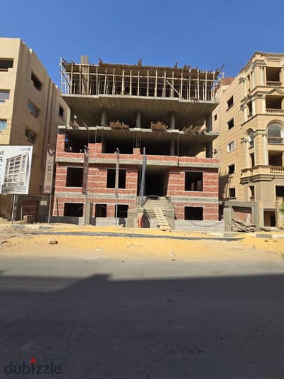 For sale, a 152m apartment in Al-Hadaba Al-Olya. 17th Street. In Mokattam. In front of Uptown Cairo compound.