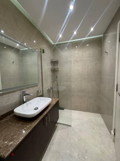 For sale an apartment 200 square meters on Gamal Abdel Nasser main street, Fifth Settlement, Al-Narges, Buildings, First Floor, Super Lux