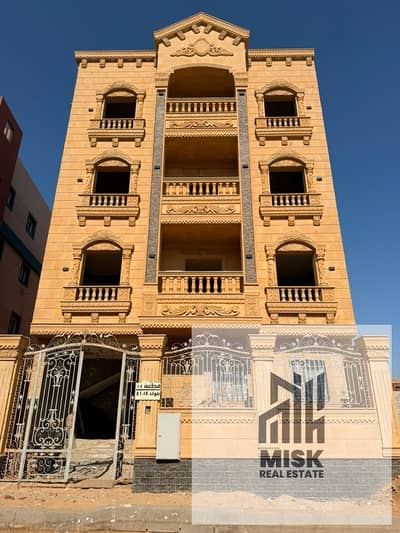 بيت 290م² للبيع في العبور الجديدة – الإسكان العالي، بدروم وأرضي و3 أدوار متكررة، واجهة حجر، تشطيب مميز، مرافق كاملة، مالك أصيل وموقع مميز