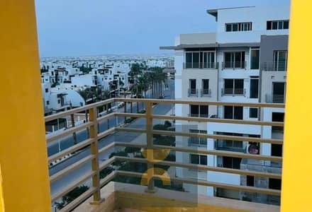 3-bedroom apartment with nanny room in a prime location in New Cairo Tagamoa 6 at early phase price with installments minutes from Hyde Park Zed E