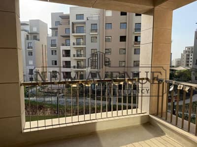 شقة للبيع فى موقع متميز جداً فى ديستركت 5 -  بسعر مغري يطل على مساحات خضراء  district 5 - Plateau phase