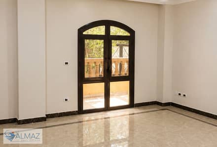 شقه فاضيه 200 متر للايجار إداري فقط في البنفسج 1 فيلات في التجمع الاول يحده محور السادات القريب من شارع التسعين الشمالي