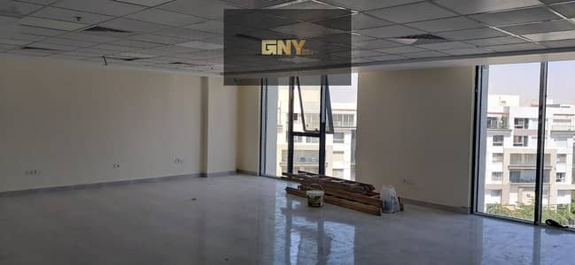 مكتب إداري مجهز بالكامل للإيجار في شارع التسعين الجنوبي – كمبوند هايد بارك (Hyde Park) – التجمع الخامس