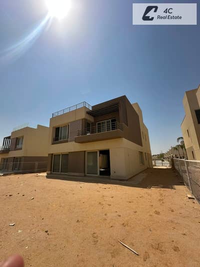 فيلا استلام فوري 384متر علي تبة عليا في palm hills new cairo مكان مميز جدا Type e3