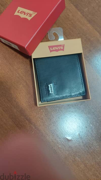 محفظة levis أصلية جايه من امريكا جلد طبيعي سودة